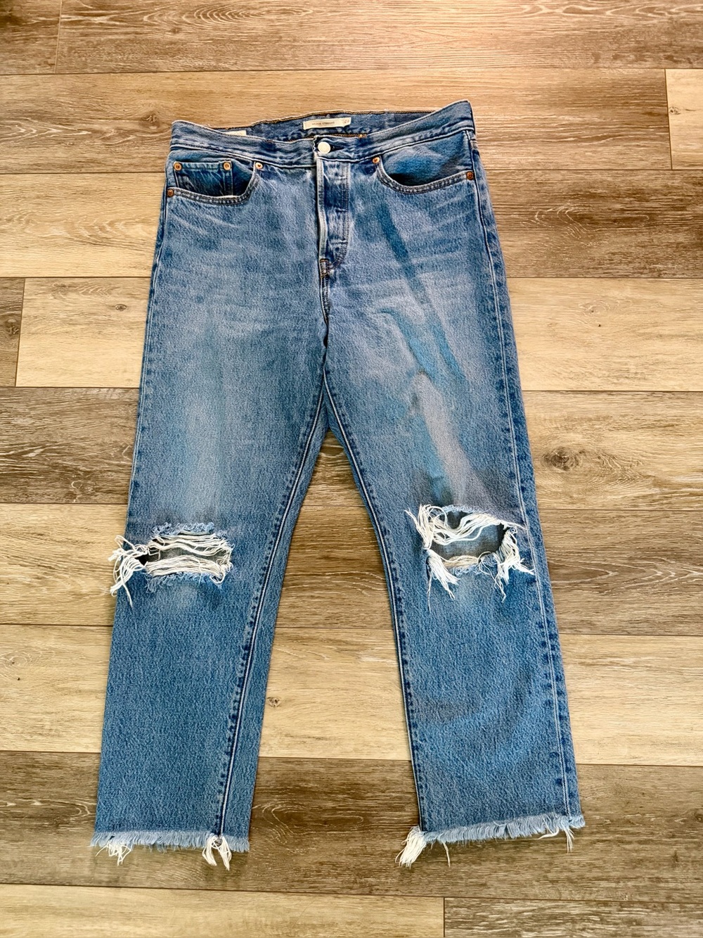 Levi’s Wedgie Straight Ankle Length — SIZE 29